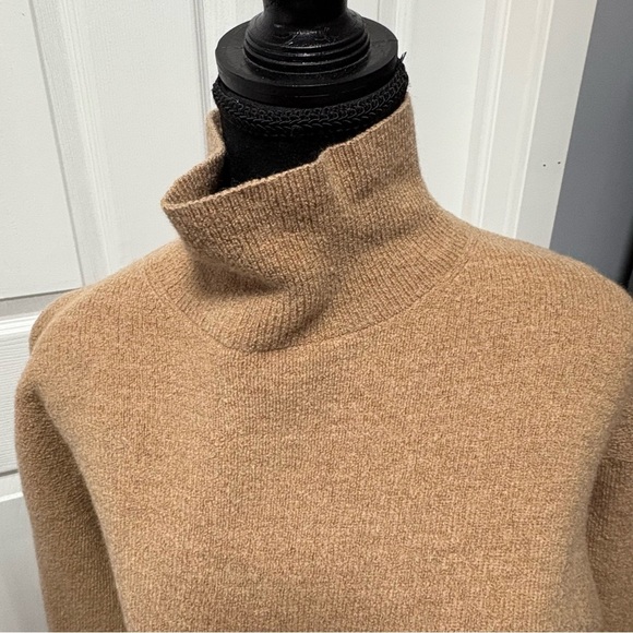 Aritzia - Babaton Sweater - Picture 4 of 8